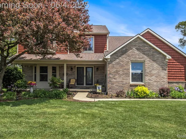 155 Woodridge Ct, Oxford, MI 48371