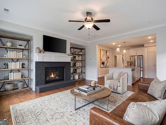 3rd image of 272 Westpark Dr