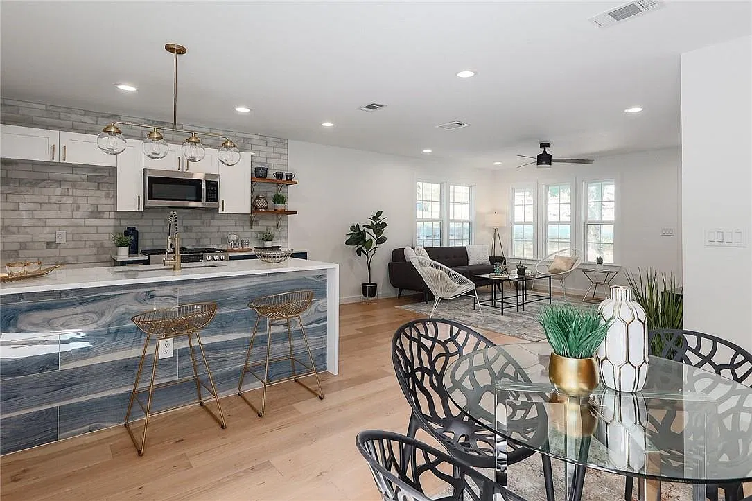 3 bed, 1.0 bath, 1138 sqft, $2,395 — Photo 1