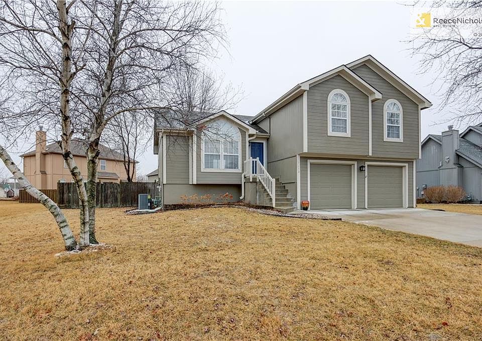 Perfect home with 3 bedrooms, 2.5 bathrooms, fenced backyard