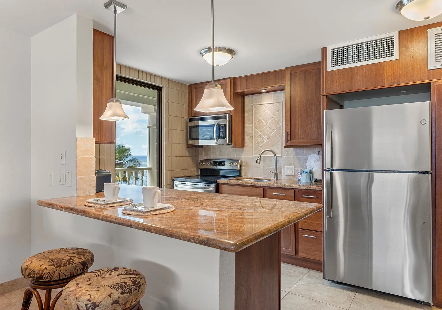 Lahaina Shores Fully Furnished One Bedroom — Photo 2