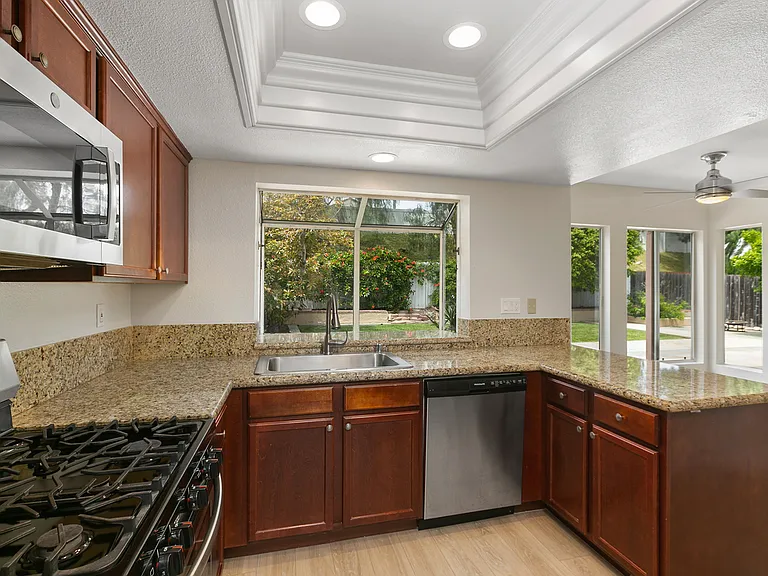 3428 Meadow View Dr — Photo 15