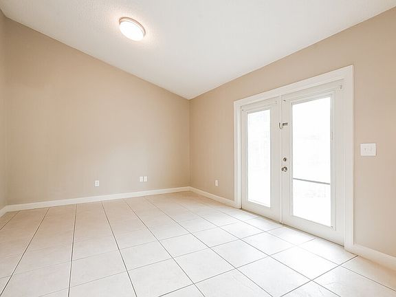 3rd image of 929 Old Mail Ln