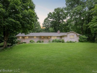 5492 N Sycamore Dr, Burton, MI, 48509