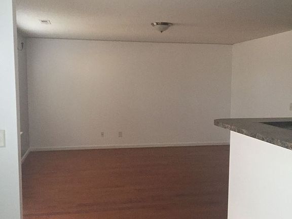3rd image of 207 Kinnley Ct