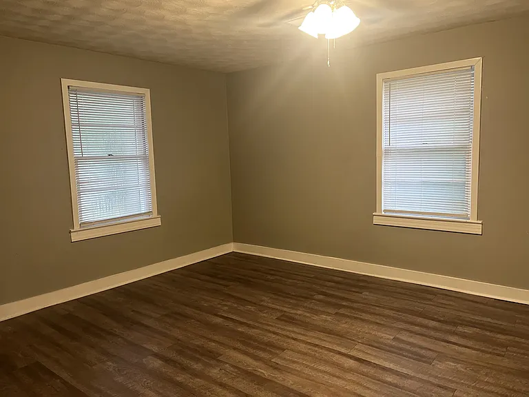 600 E Main St — Photo 7