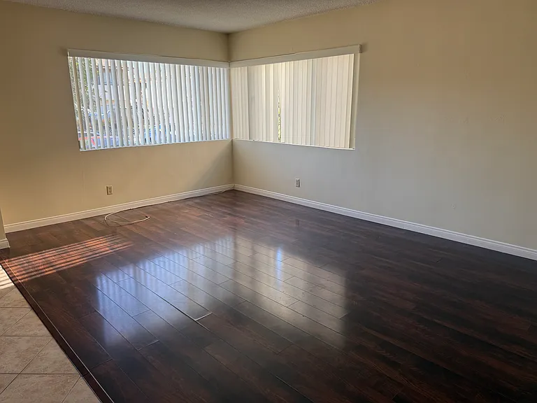 1157 W 22nd St #1 — Photo 3