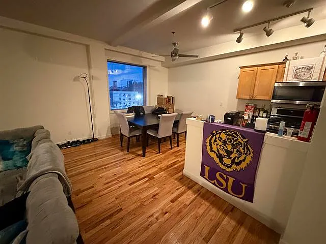 2 bed, 915 sqft, $3,890 — Photo 2