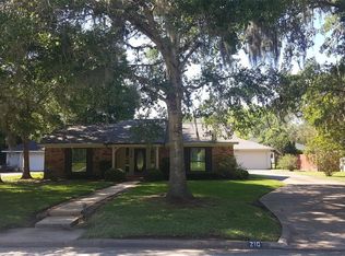 210 N Amherst Dr, West Columbia, TX 77486