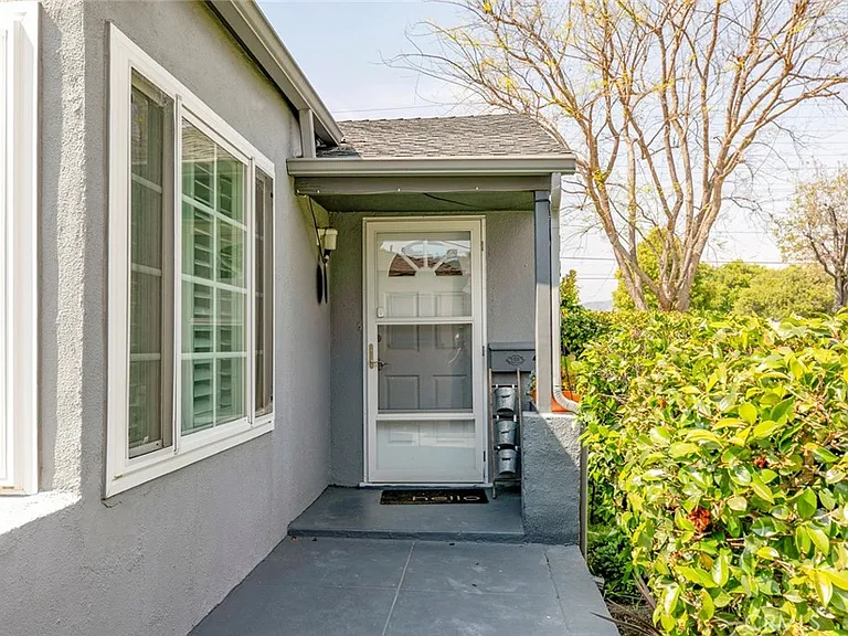 1527 N Screenland Dr — Photo 2