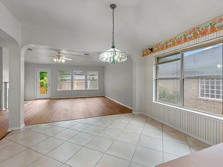3904 Cadoz Ct — Photo 11