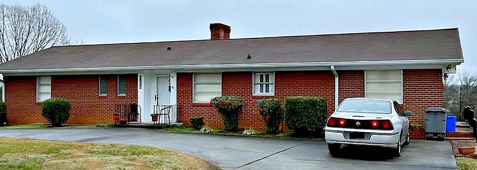 1st image of 917 Oakwood Dr