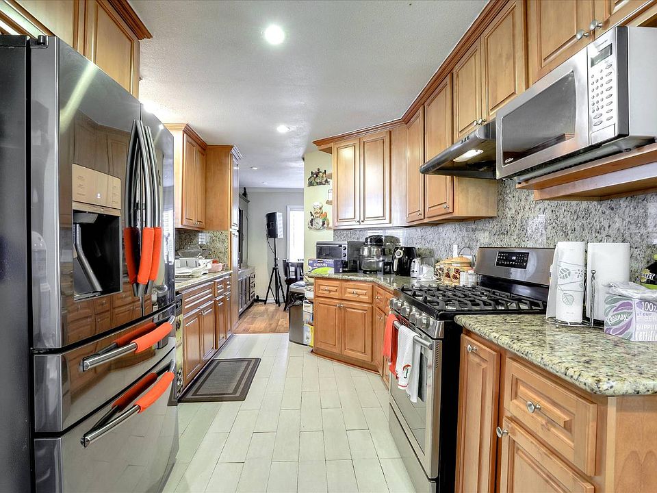 1st image of 494 Venecia Dr