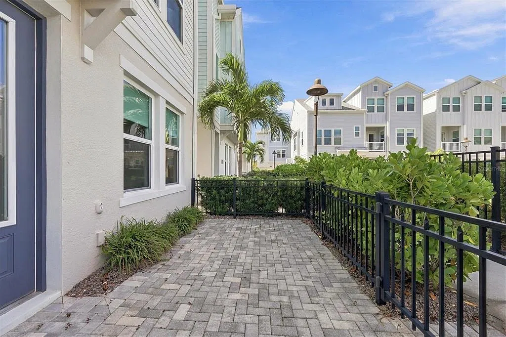 3 bed, 3.0 bath, 1866 sqft, $6,500 — Photo 2