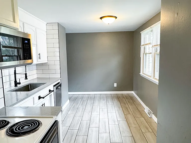 1446 Pilgrim St — Photo 15