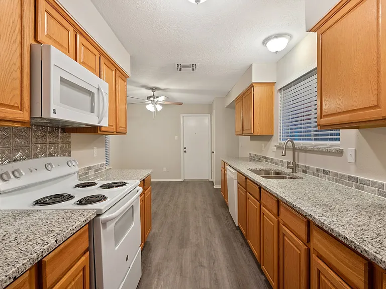 2411 Cypressvine Dr — Photo 6