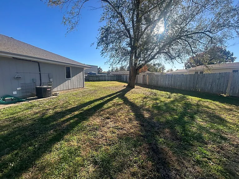 1320 Parkside Dr — Photo 30