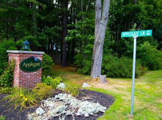 34 Applegate Ln, Falmouth, ME 04105