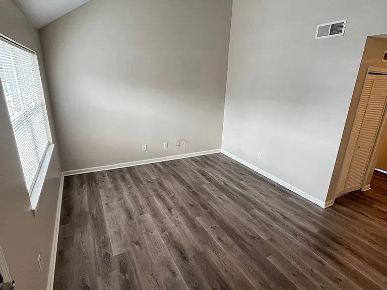 1128 Fairview Ave — Photo 2