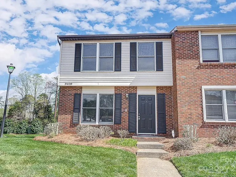 9408 Lexington Cir — Photo 2