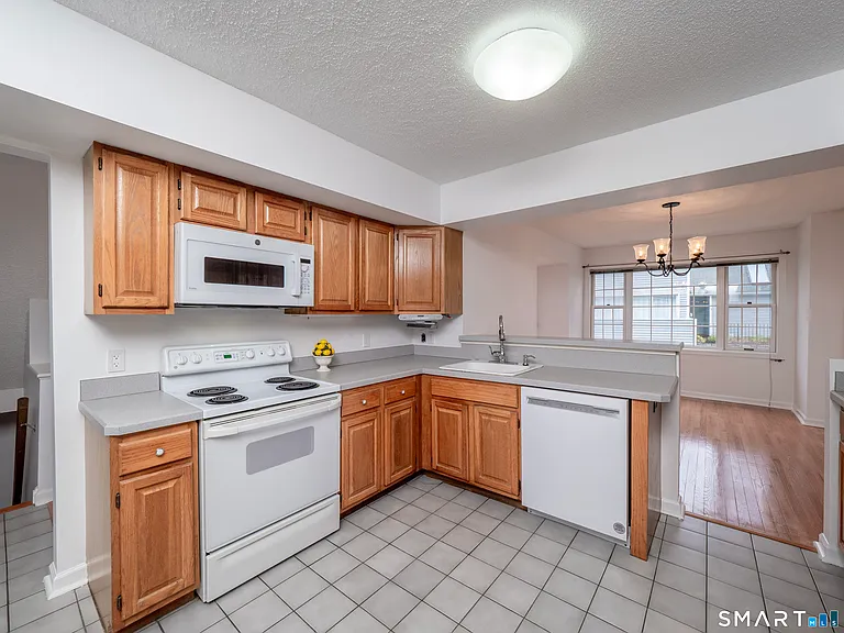 37 Wilton Crst #37 — Photo 9