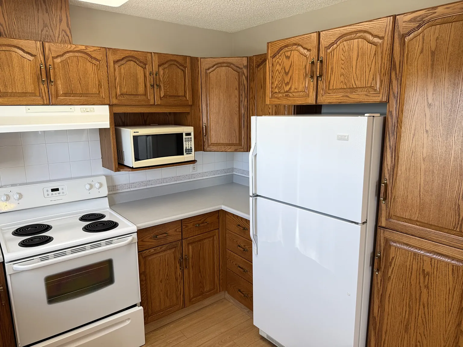 Adult building 50 + Corner Unit with Air Conditioning & In floor heating!! California Manor — Photo 3