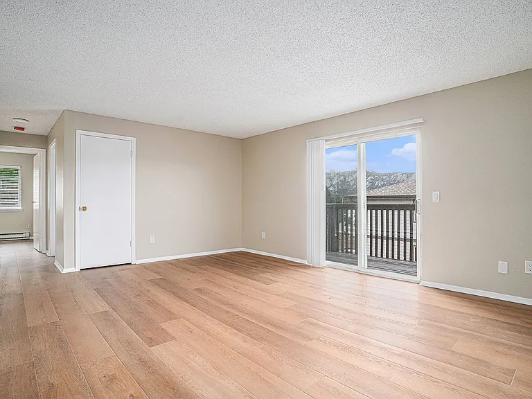 Fully Updated 2BD Condo — Photo 8