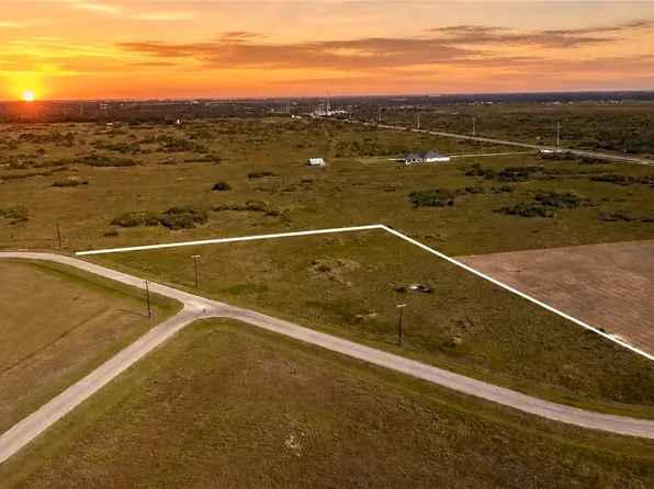 200 Duckhaven Dr, Rockport, TX 78382