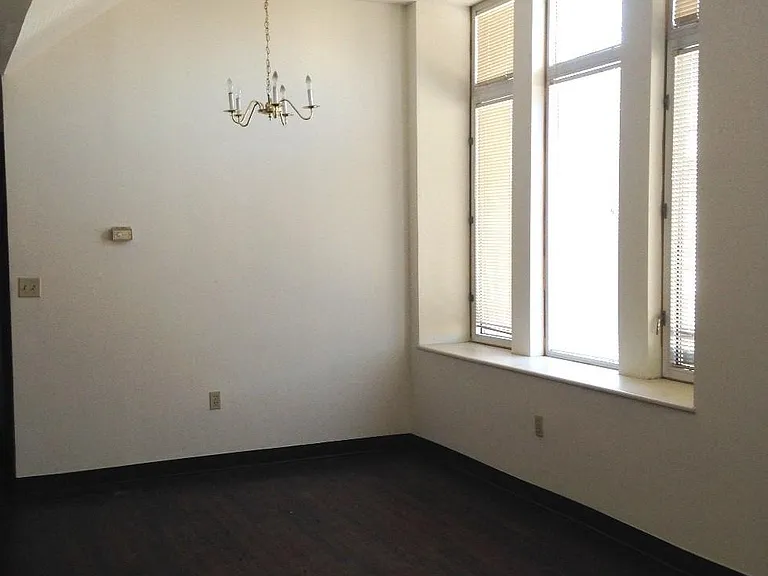 Drake Plaza Apartments — Photo 17