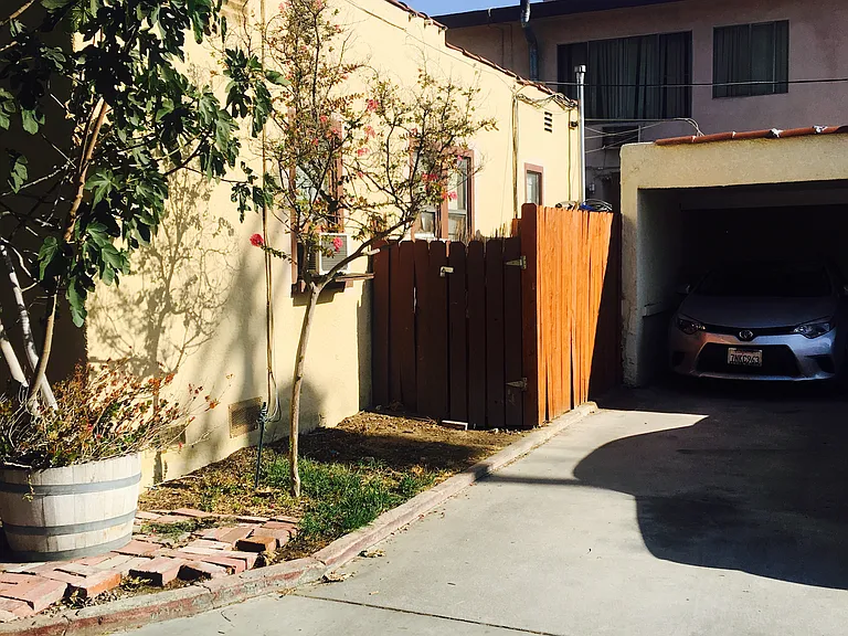 Bakman Ave — Photo 17