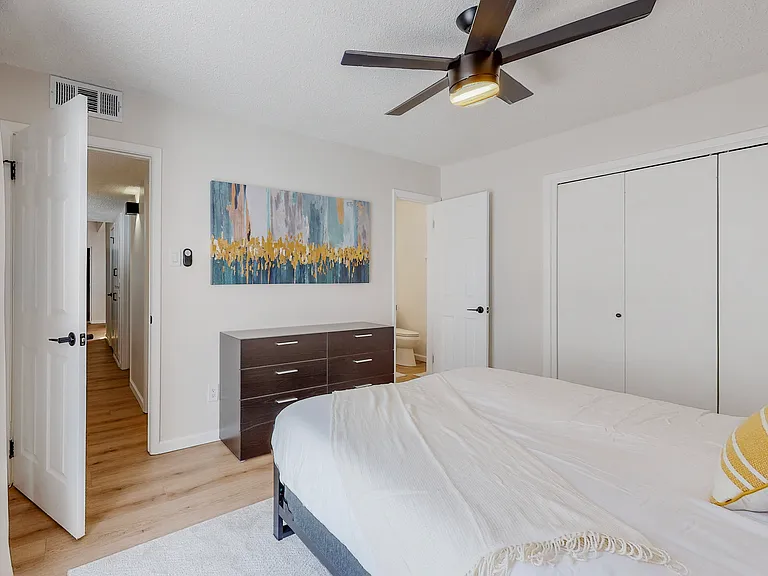 Remodeled / Fully Loaded / Furnished 2 Bed / 2 Bath in Uptown — Photo 18
