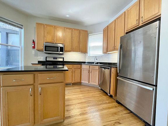 4th image of 2531 W Medill Ave APT 1