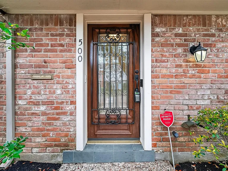 500 N Post Oak Ln — Photo 2