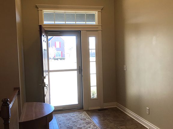 Large entry w/screen door