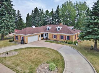 819 3rd St SW, Rugby, ND 58368