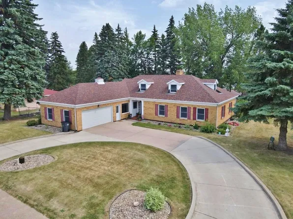 819 3rd St SW, Rugby, ND 58368