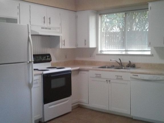 5th image of 2410 La Casa Dr #B