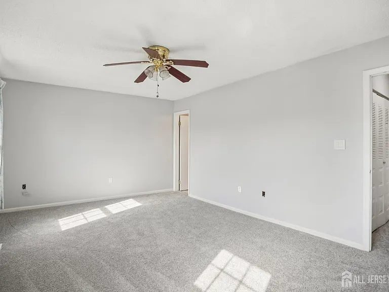 204 Hampshire Ct — Photo 17