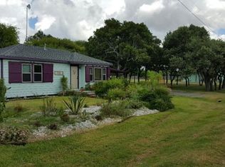704 S 9th St, Seadrift, TX 77983