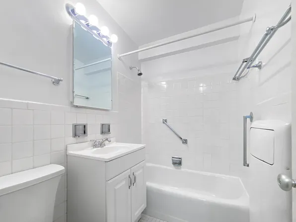 300 East 33rd Street image 5 of 14