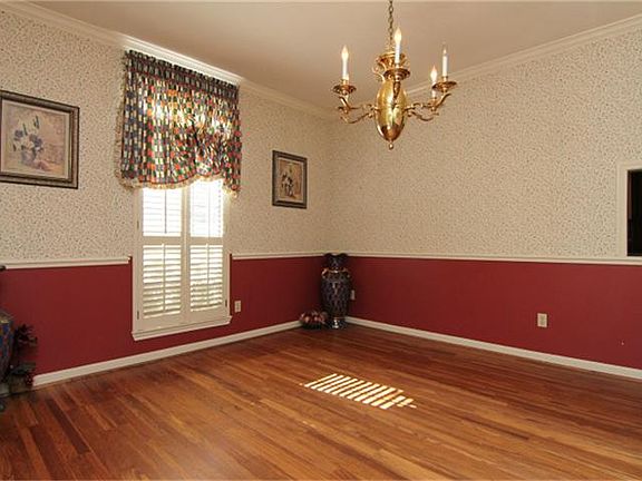Do you love to entertain? This spacious formal dining room is made for you! Crown molding, chair rai