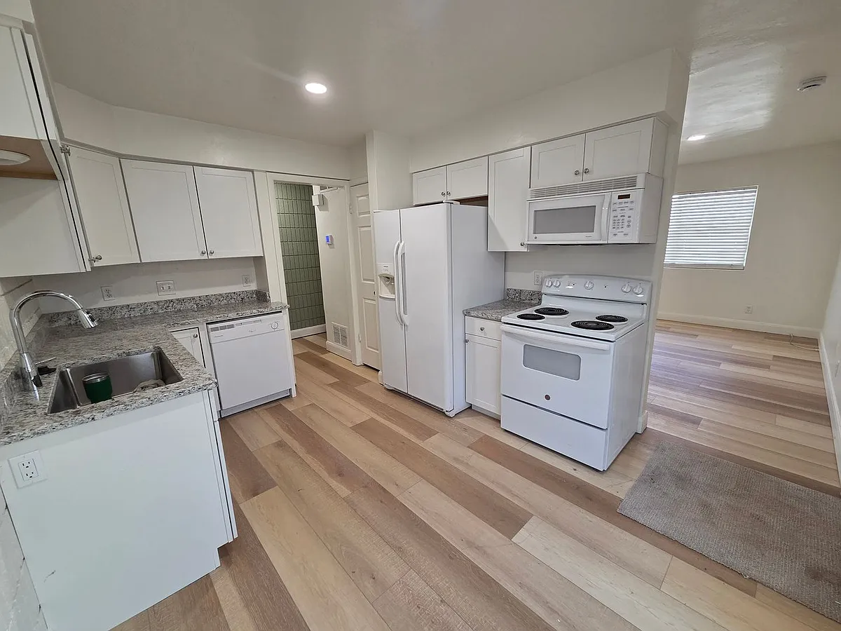 Building Photo - 781 N Valley View Dr #36