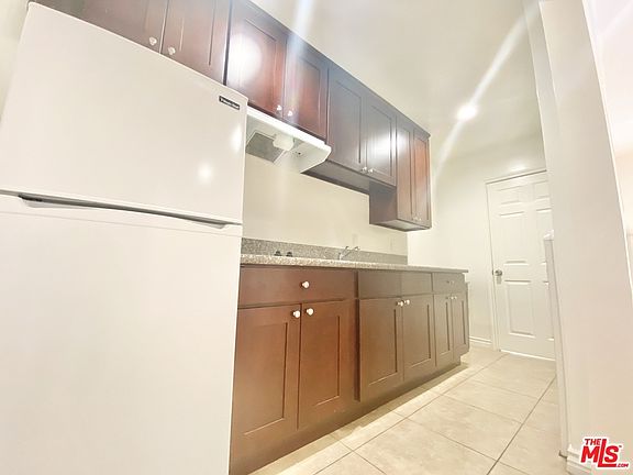 5th image of 307 N Sycamore Ave #1