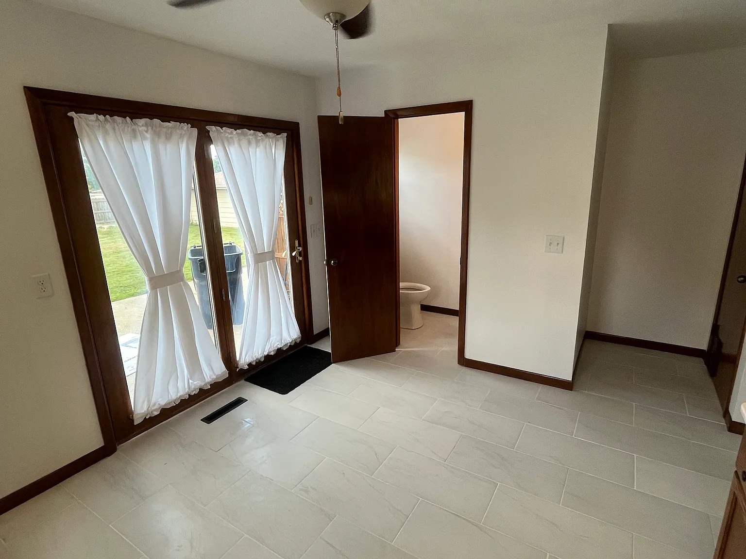 3 bed, 2.5 bath, 1500 sqft, $1,800 — Photo 3