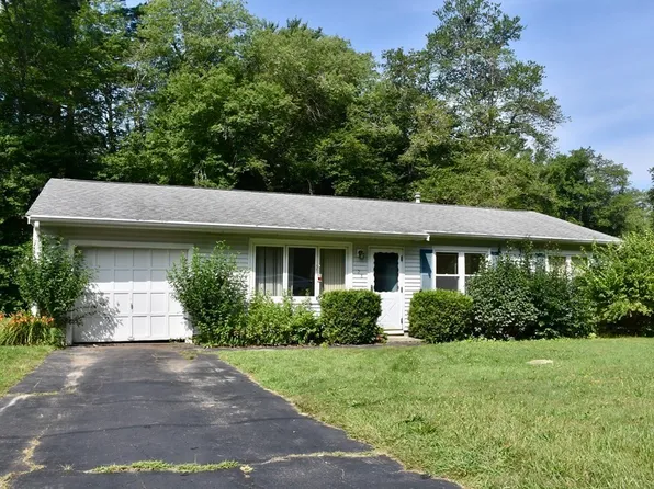 28 Meadowood Dr, Dartmouth, MA 02748