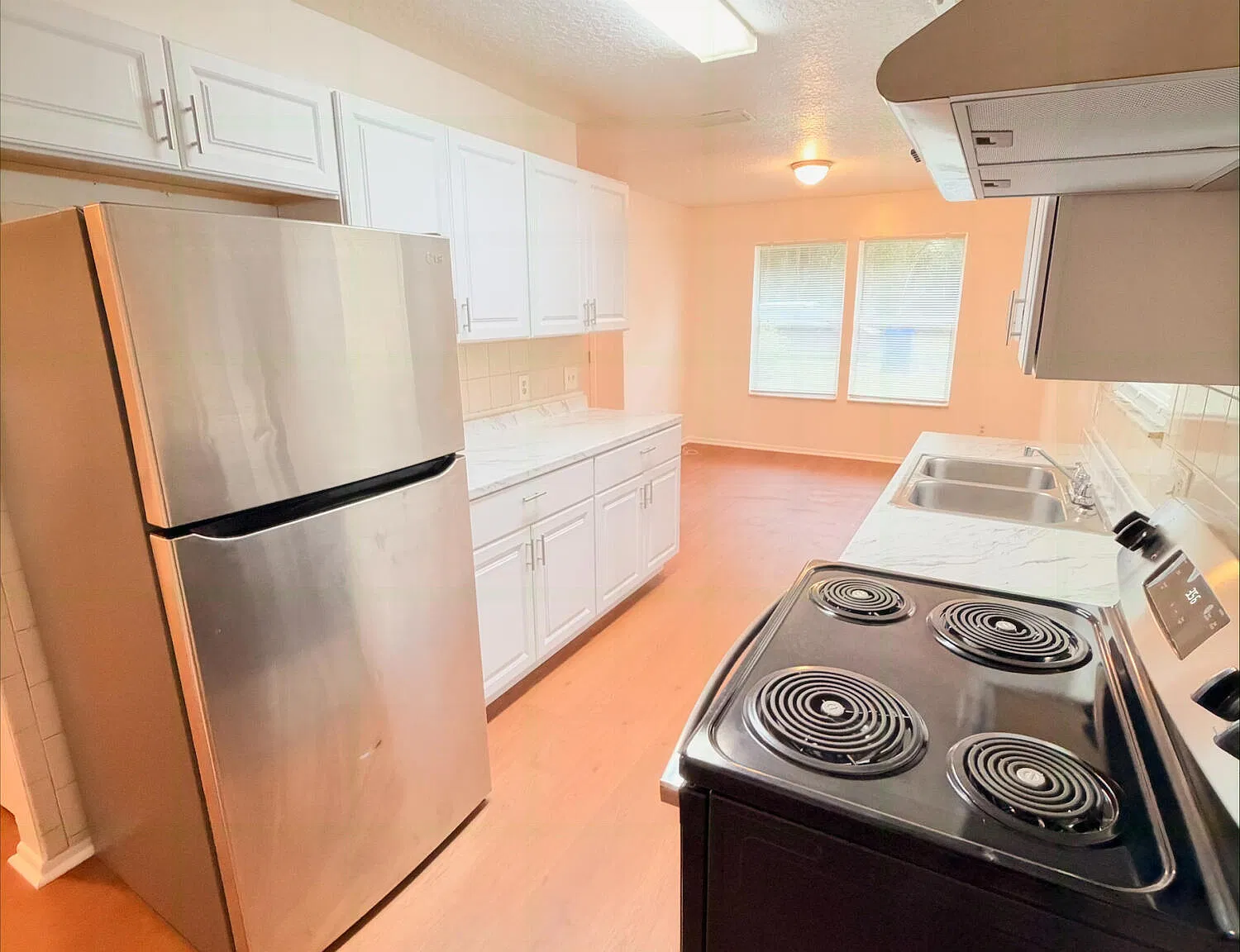 3 bed, 2.0 bath, 1095 sqft, $1,895 — Photo 2