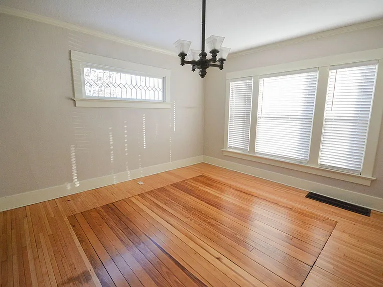 837 Center St W — Photo 4
