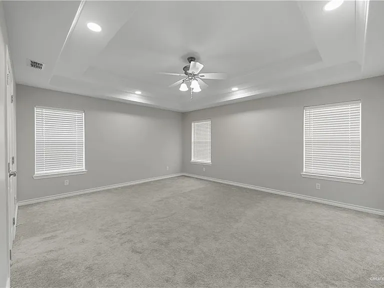 2711 Leslie St — Photo 12