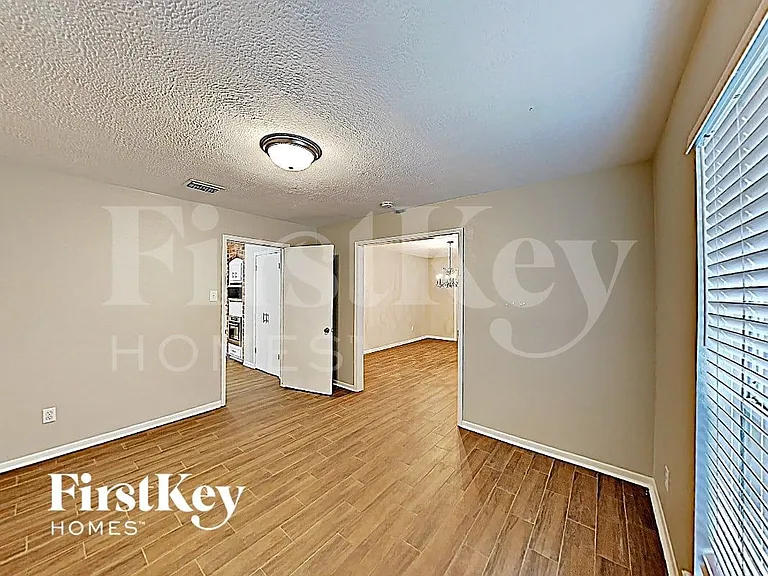 2511 Riverlawn Dr — Photo 2