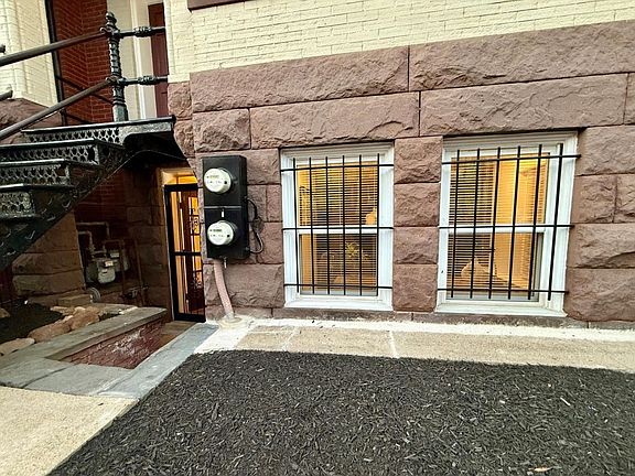 3rd image of 616 E St NE #B